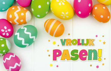 Vrolijk Pasen wenskaart met gekleurde paaseieren op feestelijke achtergrond
