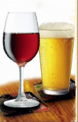 Glas rode wijn en glas bier met schuim, op onderzetters op houten tafel.