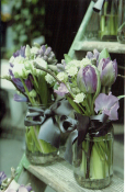 Blanco wenskaart met paarse tulpen