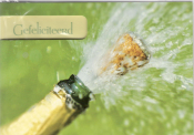 Feestelijke felicitatiekaart fotokaart met ontkurkte champagnefles