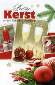 Prettige Kerst en een Gelukkig Nieuwjaar. Foto's van kaarsen, kerstballen, champagneglazen en cadeautjes op een feestelijke achtergrond.
