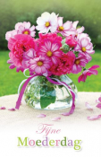 Fijne Moederdag met roze bloemen op ronde tafel in groene tuin