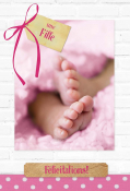 Babyvoetjes op roze deken, met label "une fille" en tekst "Félicitations!" in roze op stippenachtergrond.