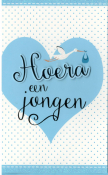 Blauw hart met tekst "Hoera een jongen" en een ooievaar met een blauwe bundel op een witte achtergrond met blauwe stippen.