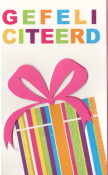 Gefeliciteerd in kleurrijke letters boven een cadeautje met roze strik en strepen.