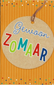 Bruin label met tekst "Gewoon ZOMAAR" in gekleurde letters op oranje achtergrond met stippen.