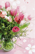 Roze tulpen en groene takken in een glazen vaas tegen een roze achtergrond met witte bloemenpatronen.