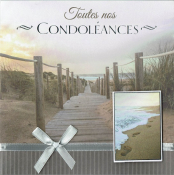 Kaart met tekst "Toutes nos Condoléances", houten pad naar strand, foto van voetstappen op zand, sierstrik onderaan.