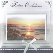 Rouwkaart met tekst "Sincères Condoléances", onder een zonsondergang boven de zee en een witte strik.
