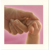 Volwassen hand houdt de hand van een baby vast tegen een roze achtergrond.