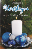 kerstkaartje met kaars en blauwe versiering bij kerstboom