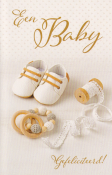 Witte babyschoentjes, houten speelgoed en kanten lint. Tekst: "Een Baby, Gefeliciteerd!"