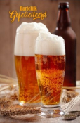 Twee glazen bier met schuim, tarwe en fles op houten tafel. Tekst: "Hartelijk Gefeliciteerd".
