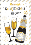 Hartelijk gefeliciteerd 42 jaar. Twee champagneglazen en een fles met gouden strik, zwarte en gouden versiering. Grafisch ontwerp.