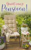 Fauteuil met beige kussen, plaid en bloemen op terras in tuin. Boven staat in kleurrijke letters: "Geniet van je pensioen!".