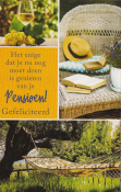 Witte wijn en druiven, een rieten stoel met boeken en een hoed, tekst: "Het enige dat je nu nog moet doen is genieten van je pensioen! Gefeliciteerd."