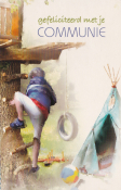 Jongen in boomhut, blauwe tent en speelbal. Tekst: "gefeliciteerd met je COMMUNIE".