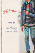 Gefeliciteerd met je plechtige communie. Jongere met koptelefoon en smartphone in casual kleding.
