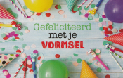 Ballonnen, confetti en feesthoedjes op een houten ondergrond met tekst: "Gefeliciteerd met je Vormsel".