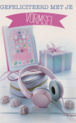 Gefeliciteerd met je vormsel. Roze koptelefoon, tablet, cadeautje, en schuimpjes op witte achtergrond.