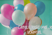 Veel gekleurde ballonnen voor turquoise achtergrond, met tekst: "Gefeliciteerd met je vormsel".