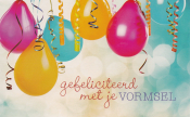 Ballonnen en slingers met tekst "gefeliciteerd met je VORMSEL" op een feestelijke achtergrond.