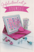 Tablet in roze hoes met snoepjes en kopje op tafel. Tekst: "Gefeliciteerd met je Vormsel".