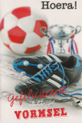 Voetbal, trofee, voetbalschoenen. Tekst: "Hoera! Gefeliciteerd met je vormsel."