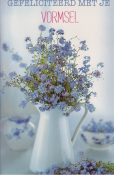 Boeket met blauwe bloemen in een witte kan. Tekst: "Gefeliciteerd met je Vormsel".
