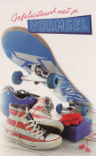 Skateboard, rode sneakers, helm en cadeau met tekst: "Gefeliciteerd met je Vormsel".