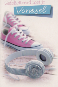 Roze sneakers en witte koptelefoon met strassstenen op houten ondergrond. Tekst boven: "Gefeliciteerd met je Vormsel".