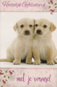 Twee schattige puppy's naast elkaar, met de tekst "Hartelijk Gefeliciteerd met je vormsel" in paarse letters en bloemenrand.