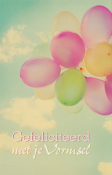 Ballonnen tegen een blauwe lucht met wolken. Tekst: "Gefeliciteerd met je Vormsel."