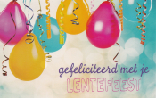 Balloons en slingers met tekst "gefeliciteerd met je lentefeest" op een kleurrijke achtergrond.