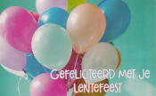 Kleurrijke ballonnen tegen een turquoise achtergrond met de tekst "Gefeliciteerd met je lentefeest".