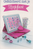 Tablet in roze hoes, roze hartvormige muis, snoep en kopje met bloemen. Bovenaan tekst: "Gefeliciteerd met je Lentefeest".