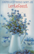 Blauwe bloemen in een witte kan; tekst: "Gefeliciteerd met je Lentefeest".