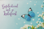 Gefeliciteerd met je Lentefeest. Blauwe vlinder en witte bloesems op een blauwe achtergrond.