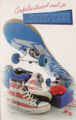 Skateboard en rode sneakers naast een blauw cadeau met strik. Tekst boven: "Gefeliciteerd met je LENTEFEEST".