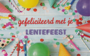 Versierde tafel met gekleurde ballonnen en hoedjes. Tekst: "gefeliciteerd met je lentefeest".