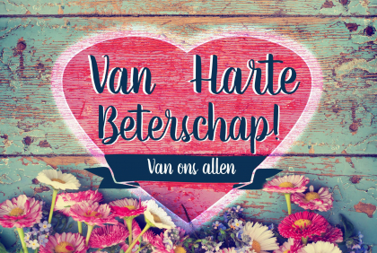 Beterschapskaart met hart op hout en bloemen.