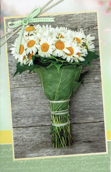 Blanco kaart met witte bloemen gerold in blad