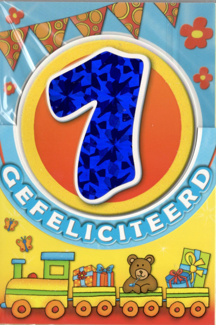 Kaart met blauwe 7, tekst "Gefeliciteerd", speelgoedtrein, cadeaus en een teddybeer. Kleurige vlaggetjes en bloemen op de achtergrond.