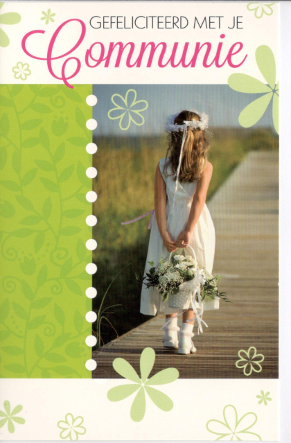 Meisje in wit jurkje met bloemenkrans en boeket op een houten pad. Tekst: "Gefeliciteerd met je Communie". Groene bloemen achtergrond.