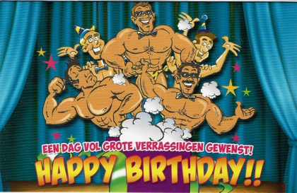 Bodybuilders in cartoonstijl met feestelijke hoeden, sterren op achtergrond. Tekst: "Een dag vol grote verrassingen gewenst! Happy Birthday!"