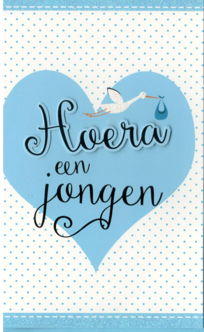 Blauw hart met tekst "Hoera een jongen" en een ooievaar met een blauwe bundel op een witte achtergrond met blauwe stippen.