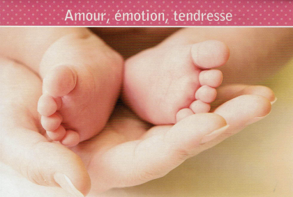 Geboortekaartje met babyvoetjes in hand en Frans opschrift: Amour, émotion, tendresse.