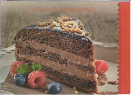 Chocoladetaart met frambozen en blauwe bessen. Tekst: "Geniet van je Verjaardag!"