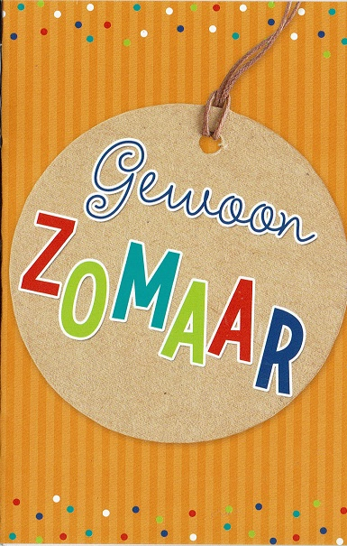 Bruin label met tekst "Gewoon ZOMAAR" in gekleurde letters op oranje achtergrond met stippen.