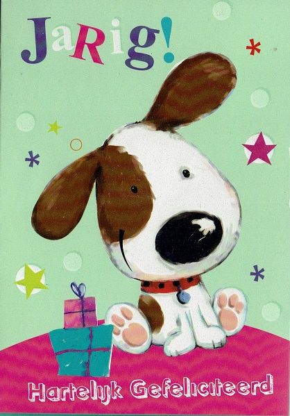 Tekenfilmhond met cadeaus en kleurrijke sterren. Tekst: "Jarig! Hartelijk Gefeliciteerd."